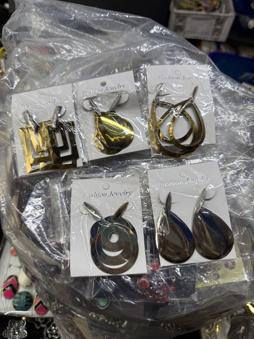Vintage Accessories Pasabuy (Category: Earrings) located in Baliuag. Submitted by from.linea (Listing ID 1466795584, Image 3). Description: Available Items: - Rings - Earrings - Bangles - Necklaces Message me to join my vintage accessories pasabuy, limited slots only! .