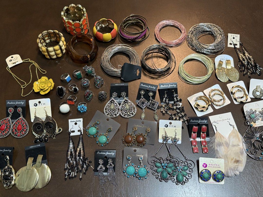 Vintage Accessories Pasabuy (Category: Earrings) located in Baliuag. Submitted by from.linea (Listing ID 1466795584, Image 2). Description: Available Items: - Rings - Earrings - Bangles - Necklaces Message me to join my vintage accessories pasabuy, limited slots only! .
