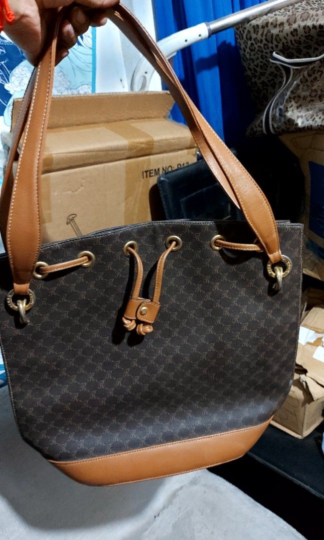 Vintage bag (Category: Shoulder Bags) located in Rizal. Submitted by zelle-online (Listing ID 1466809461, Image 2). Description: vintage bags 2pcs ugo valentino and regia moda this bags is surplus item fro. japan.