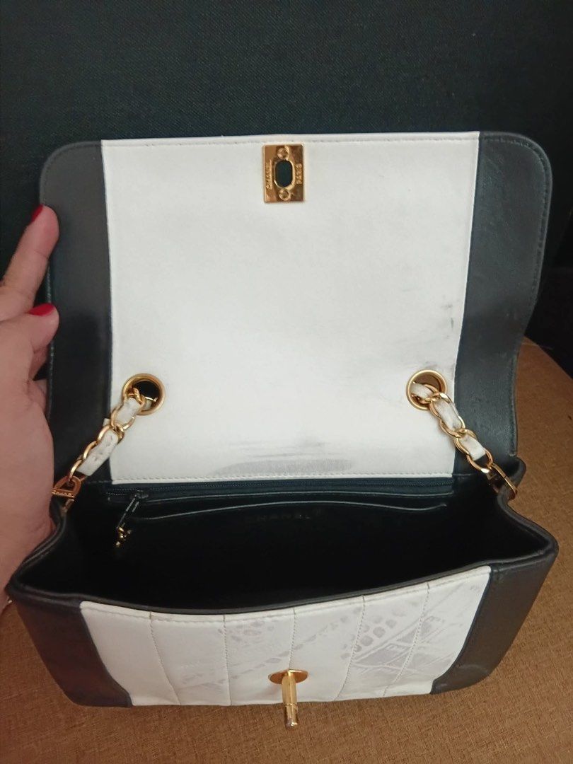 Vintage chanel (Category: Luxury Bags & Wallets) located in Murcia. Submitted by cool.jacquelinebatilaran (Listing ID 1466805414, Image 3). Description: May flaws .