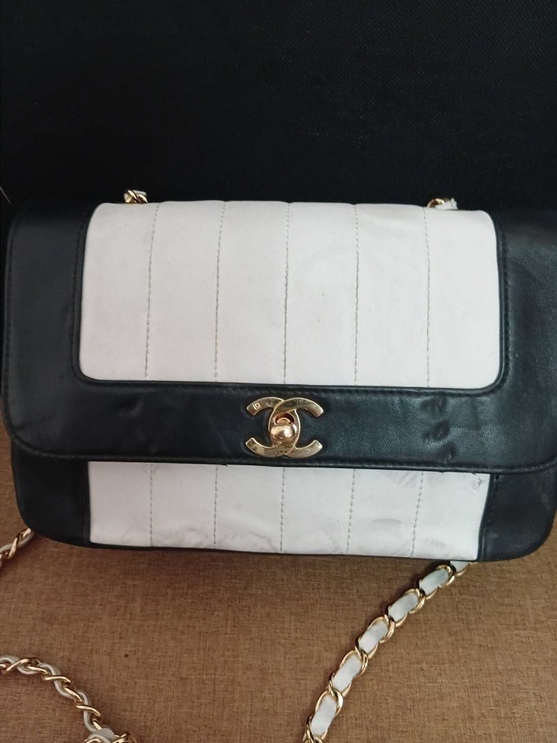 Vintage chanel (Category: Luxury Bags & Wallets) located in Murcia. Submitted by cool.jacquelinebatilaran (Listing ID 1466805414, Image 1). Description: May flaws .