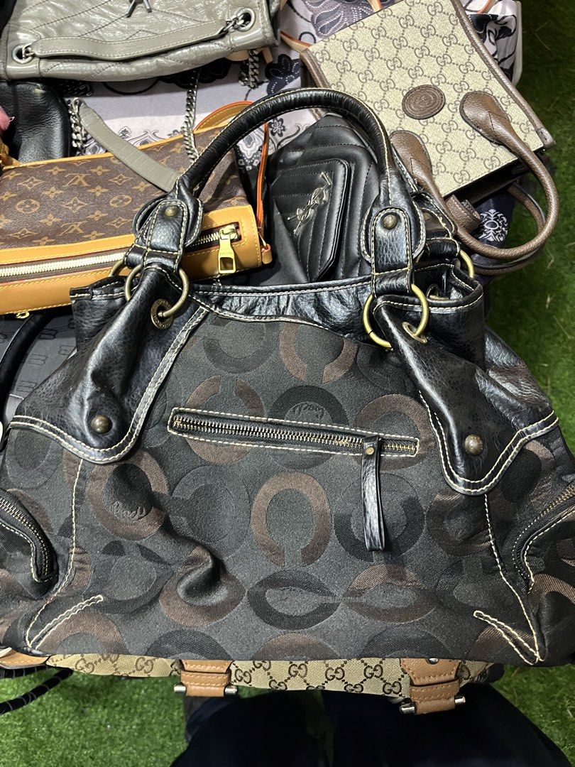 vintage Coach Shoulder Bag (Category: Luxury Bags & Wallets) located in General Santos City (Dadiangas). Submitted by gdsteals (Listing ID 1466897700, Image 2). Description: see photo for details.