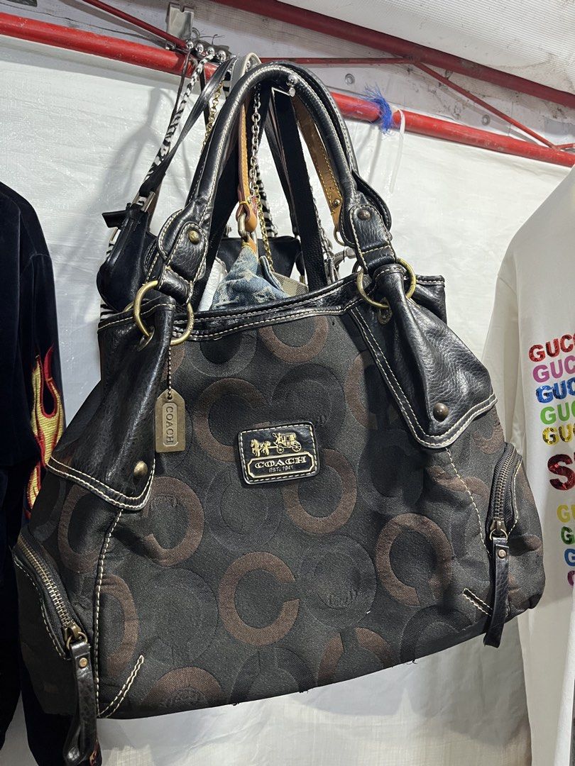 vintage Coach Shoulder Bag (Category: Luxury Bags & Wallets) located in General Santos City (Dadiangas). Submitted by gdsteals (Listing ID 1466897700, Image 1). Description: see photo for details.
