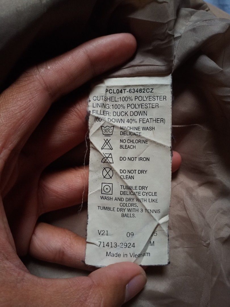 Vintage Levi's Jeans quilted puffer jacket (Category: Coats, Jackets and Outerwear) located in Catbalogan. Submitted by thriftwthbart (Listing ID 1466797682, Image 3). Description: The Levi's Jeans quilted puffer jacket produced during the 1990s and early 2000s dimes: 23x27 cr: 9.5/10.