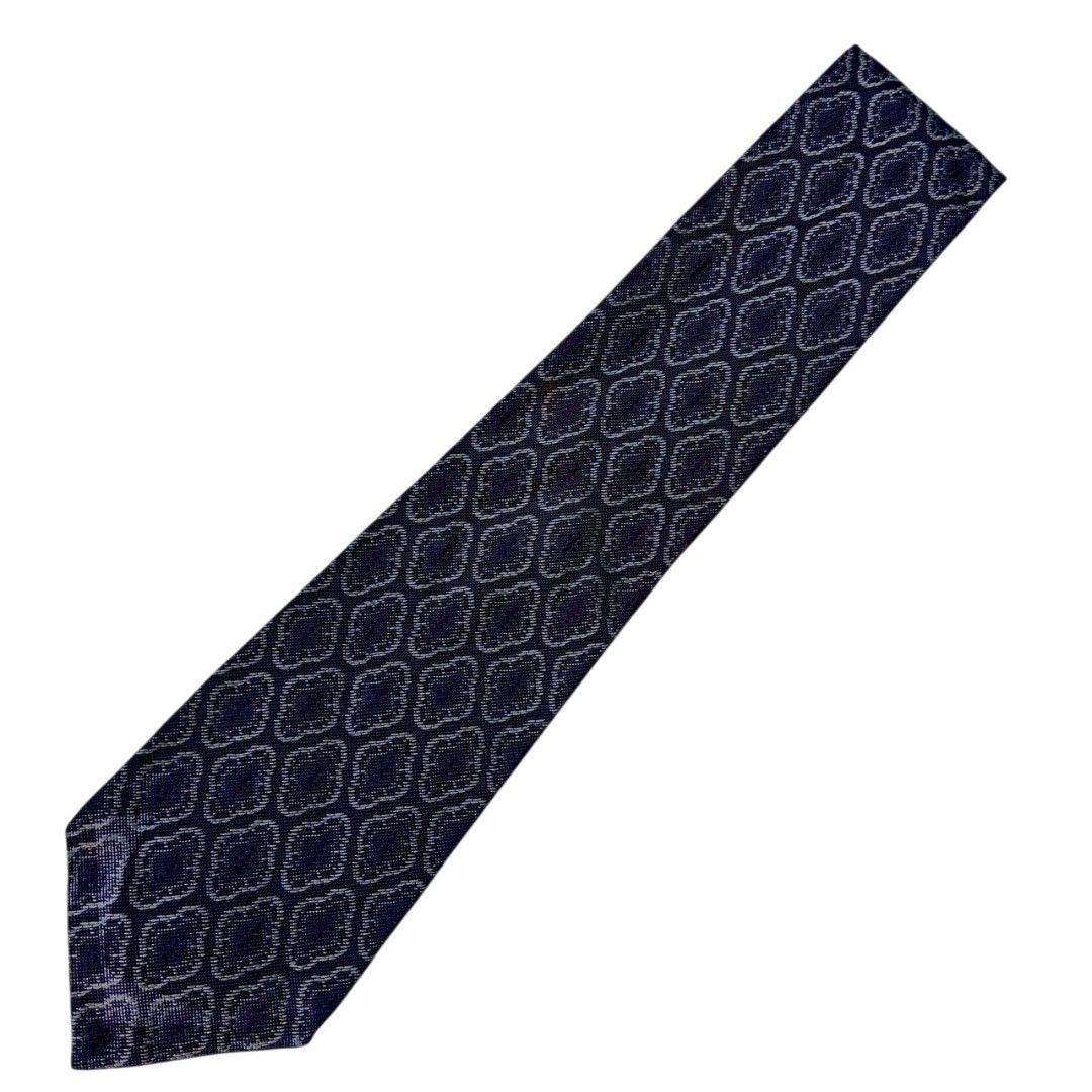Vintage Navy Dark blue Geometric Patterned Neck tie (Category: Ties) located in Abucay. Submitted by gibzzz123 (Listing ID 1466815667, Image 1). Description: • All items are ON HAND and ready to be shipped/picked up. • Items are preloved/ukay, so please expect minimal signs of usage unless stated otherwise. • No major issues — good condition unless otherwise indicated in the listing. • Actual color may slightly vary due to lighting and screen set