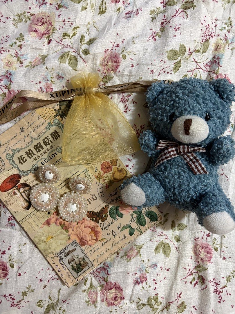 Vintage Pearl Drop Earrings (Category: Earrings) located in Muntinlupa City. Submitted by herellas0504 (Listing ID 1466904781, Image 1). Description: Vintage Pearl Drop Earrings Mine: 150 | Lock: 180.
