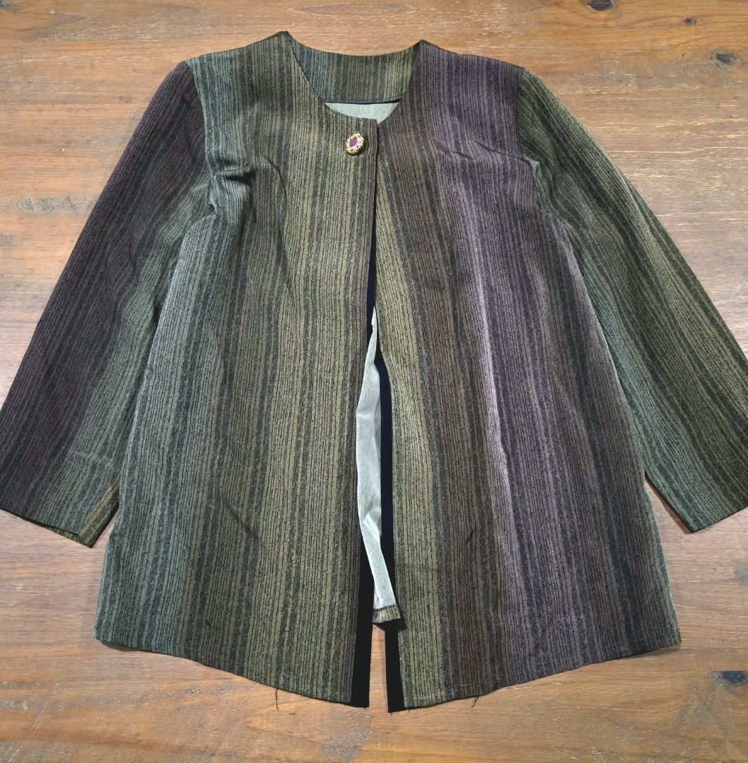 Vintage Printed Blazer (Category: Coats, Jackets and Outerwear) located in Manila. Submitted by oki.ukay (Listing ID 1466890373, Image 3). Description: can fit sizes s-xl women.