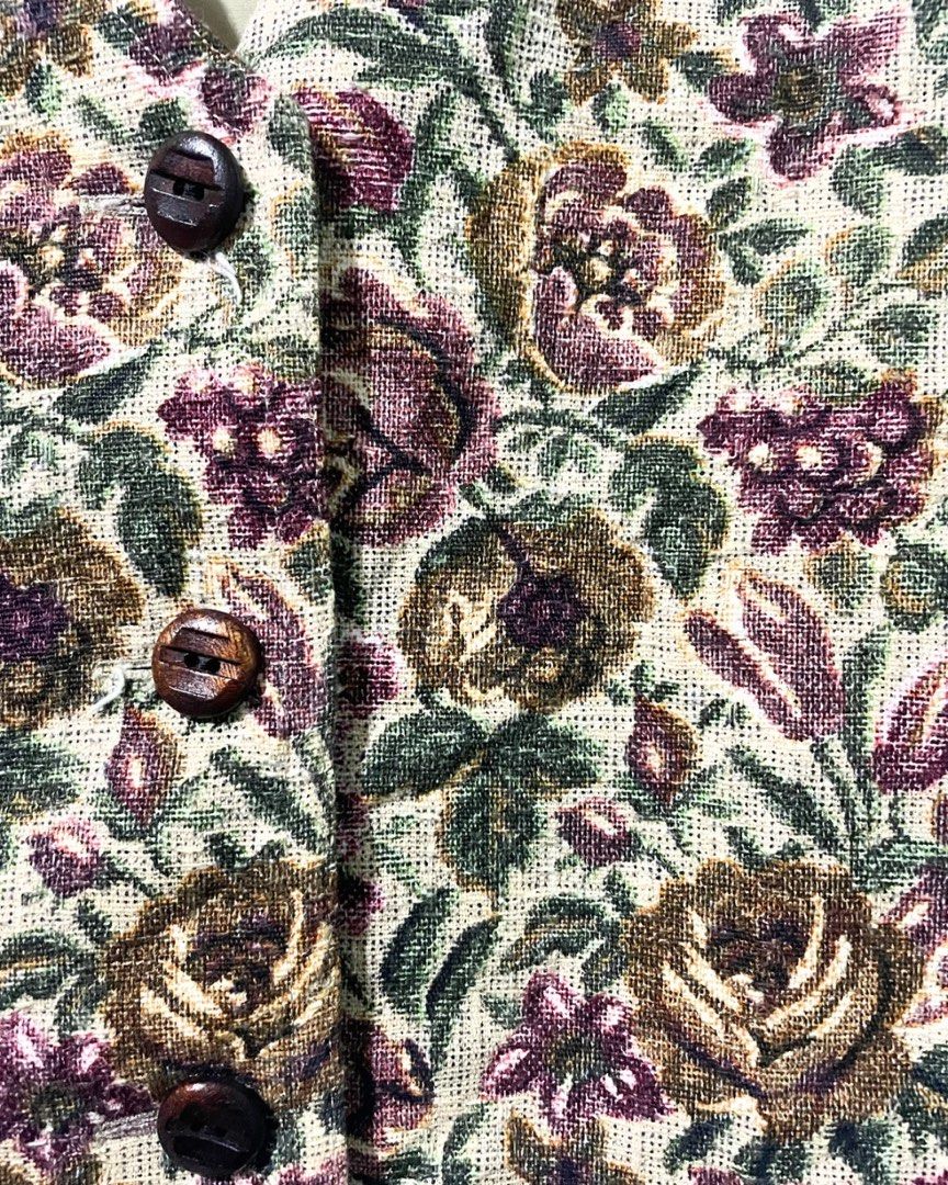 Vintage Tapestry Vest (Category: Others Tops) located in Manila. Submitted by 0702carts (Listing ID 1466812204, Image 2). Description: 🧵 fits xs to s (length: 16.5” | width: 19”) ✨ good as new 💸 ₱199 + sf shouldered by buyer .