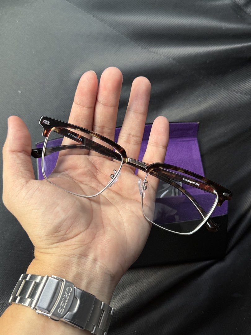 Vision express Ellis Oliver optical frames CLUBMASTER Model EVCLSH82057C255 (Category: Sunglasses & Eyewear) located in Paranaque City. Submitted by jidagreat (Listing ID 1466785925, Image 2). Description: Vision express 🇬🇧 Ellis Oliver optical frames CLUBMASTER Model: EVCLSH82057C255 BRANDNEW with case Rectangular shape Ready for your prescription lenses at any optician..