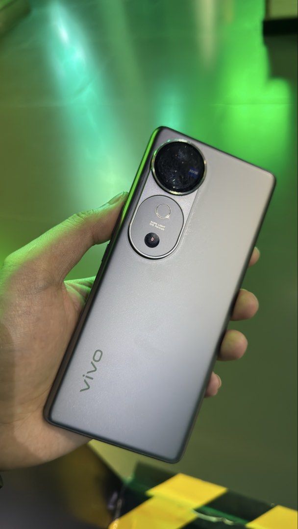 Vivo V40 5g • 512gb (Category: Vivo) located in Valenzuela. Submitted by kramzxc (Listing ID 1466826743, Image 3). Description: Personal device • Original 512gb storage 12gb + 12gb ram 5500 mah 2.63 Ghz Snapdragon Octa-core Few scratches on the side Green line (side sceeen) not that visible 🏷️ 9,995 slight negotiable Meet up: S maison/Conrad/Moa only.