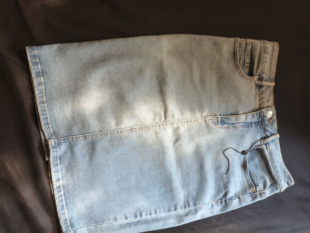 VMD Denim Skirt Light Wash Size Medium (Category: Skirts) located in Valenzuela. Submitted by emotika (Listing ID 1466963179, Image 1). Description: - Brand: Vero Moda Apparel - Wash: Light wash denim - Closure: Classic button and zip fly with belt loops - Pockets: Functional front and back pockets - Details: Small back slit for easy movement and VMD brown leather back patch - Quality: Premium denim, highly versatile for everyday outfits Size 26-