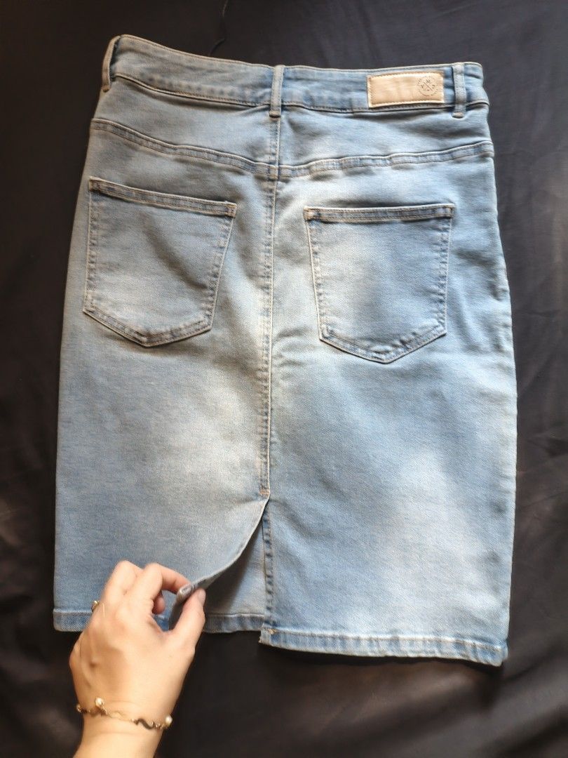 VMD Denim Skirt Light Wash Size Medium (Category: Skirts) located in Valenzuela. Submitted by emotika (Listing ID 1466963179, Image 3). Description: - Brand: Vero Moda Apparel - Wash: Light wash denim - Closure: Classic button and zip fly with belt loops - Pockets: Functional front and back pockets - Details: Small back slit for easy movement and VMD brown leather back patch - Quality: Premium denim, highly versatile for everyday outfits Size 26-