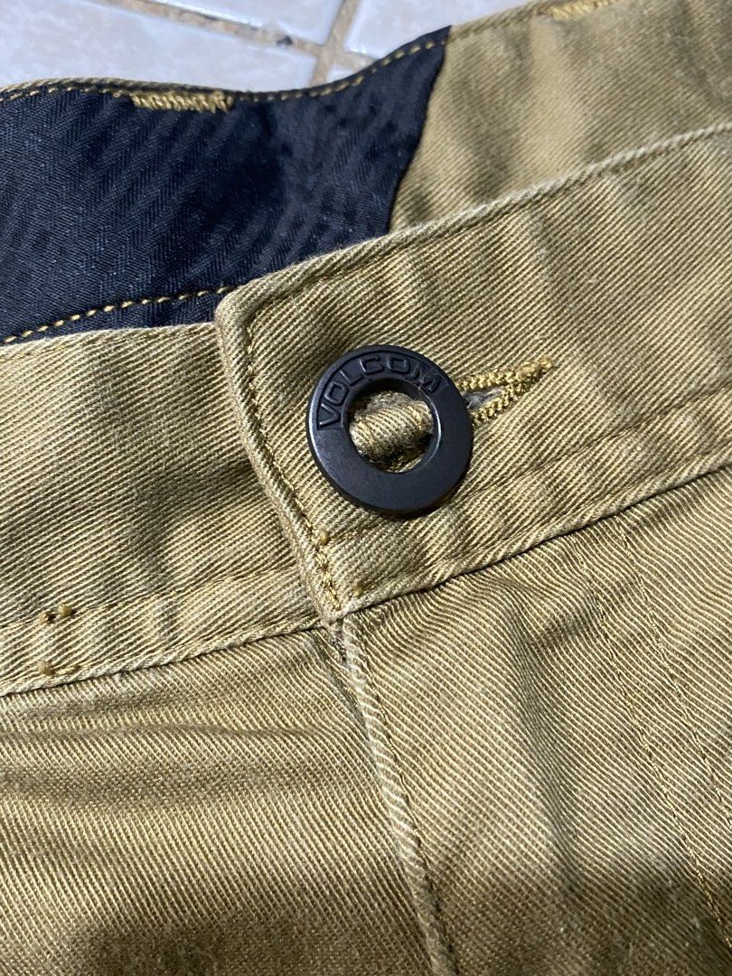 Volcom Casual Shorts (Category: Shorts) located in Manila. Submitted by wheeze_2208 (Listing ID 1466791006, Image 2). Description: - Color: Khaki Brown / Olive - Size: 36 - Style: Casual Shorts - Condition: Please see photos for actual condition .