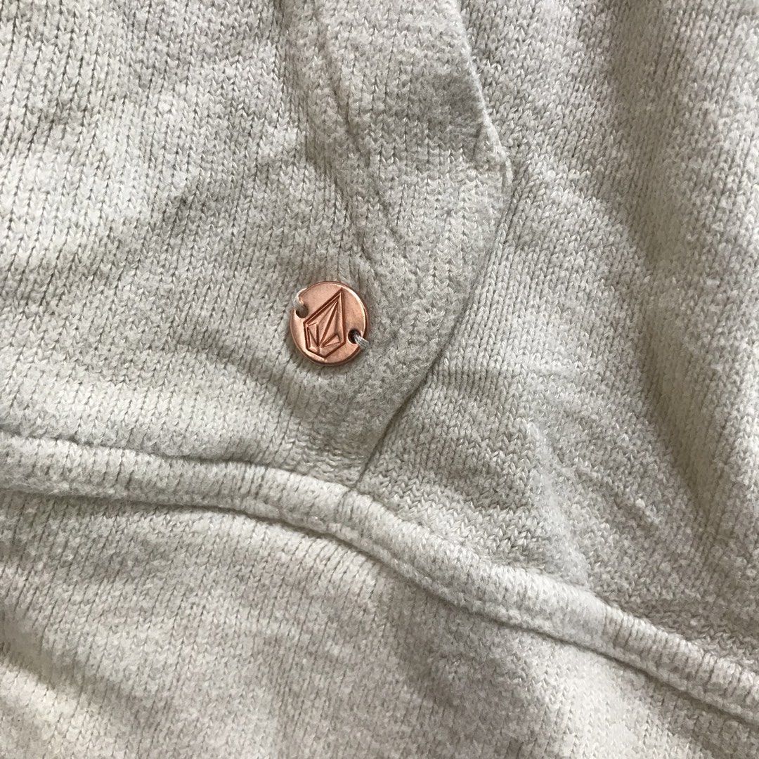 VOLCOM Cream Hoodie (Category: Coats, Jackets and Outerwear) located in Cavite. Submitted by tanya.valentin (Listing ID 1466830208, Image 3). Description: - 25x30.