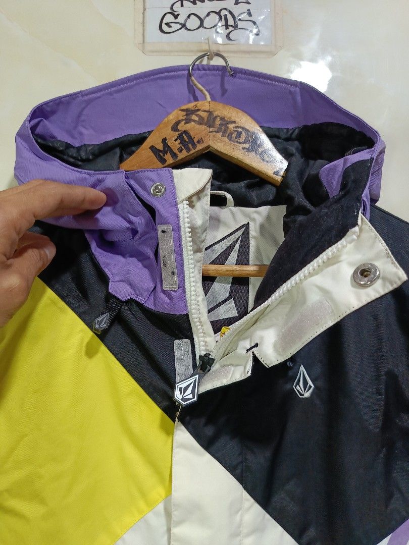 volcom jacket (Category: Coats, Jackets and Outerwear) located in Talisay. Submitted by burdagz13 (Listing ID 1466936907, Image 2). Description: condition: excelle t colorrate: 9.8-10 issue: none 💸 First pay basis only 🚀 J&T shipping nationwide (doortodoor).