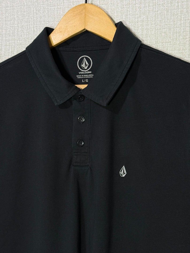 ✅Volcom Polo Shirt (Category: Tshirts & Polo Shirts ) located in Dumaguete. Submitted by good_stuff_dgte (Listing ID 1466825236, Image 3). Description: ✅Volcom Polo Shirt -₱750 -Size large (21.5x28.5) -Cut washtag but 💯 sure legit -Color rate 10/10 -No issue (asnew condition).