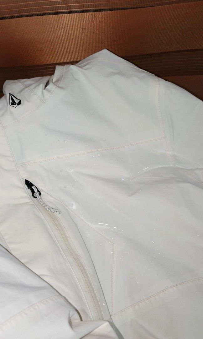Volcom Stone Gore-Tex Windbreaker (Category: Coats, Jackets and Outerwear) located in Cabuyao City. Submitted by dthrifts (Listing ID 1466929108, Image 2). Description: 26 W 33 L Authentic Waterproof Excellent Condition.