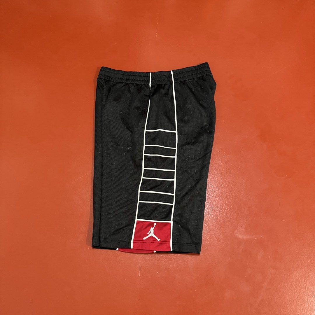 VTG JORDAN DRI FIT SHORTS (Category: Earphones) located in Pasig City. Submitted by buzzthrifty (Listing ID 1466945151, Image 3). Description: SIZE 38-34WAIST 21LENGTH 11"HEM EXCELLENT CONDITION.