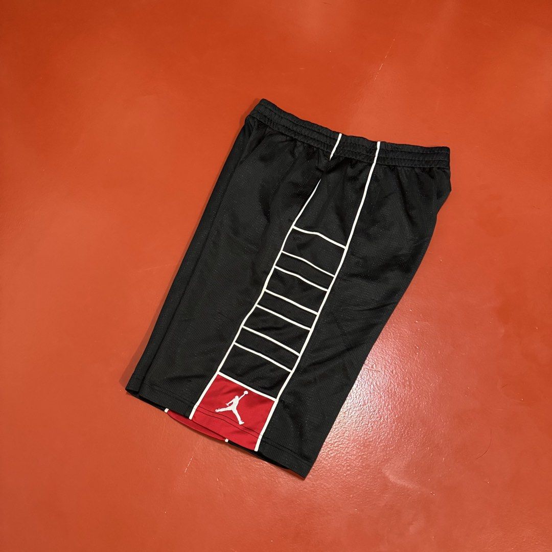 VTG JORDAN DRI FIT SHORTS (Category: Earphones) located in Pasig City. Submitted by buzzthrifty (Listing ID 1466945151, Image 2). Description: SIZE 38-34WAIST 21LENGTH 11"HEM EXCELLENT CONDITION.