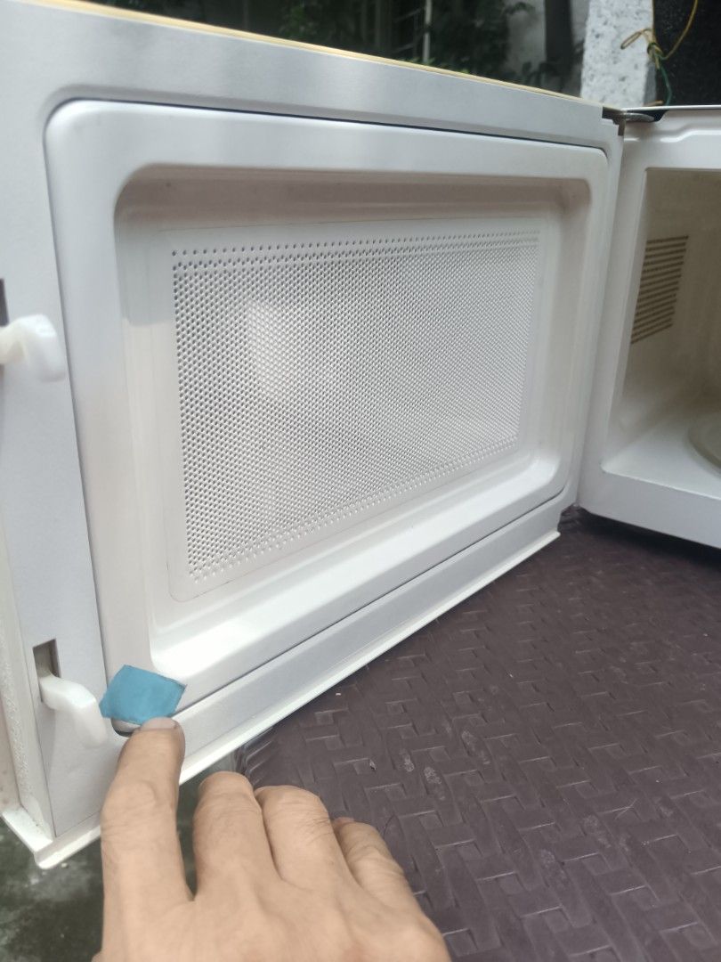 Whirlpool Microwave Oven with Dual Rotary Knobs (Category: Ovens & Toasters) located in Pasig City. Submitted by richs.lusr (Listing ID 1466803366, Image 3). Description: - Brand/Model: Whirlpool Microwave Oven - Color: White body with a chic cream-toned front frame and silver pull handle - Controls: Easy-to-use dual rotary dials for power levels and up to 30-minute timer - Interior: Clean white cavity complete with a glass turntable plate - Cond
