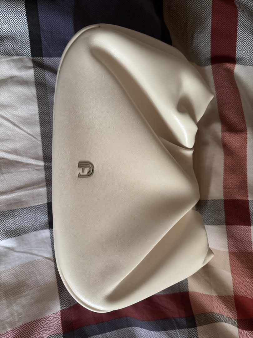 white beige bag with pink bow and strap attachment (Category: Cross-body Bags) located in Manila. Submitted by shyunxi (Listing ID 1466807960, Image 2). Description: ୨୧ MOP ୨୧ ✿ GCash ✿ Bank Transfer ୨୧ DELIVERY ୨୧ ✿ Lalamove (Same Day) ✿ GrabExpress (Same Day) ✿ Delivery fee will be shouldered by the buyer. 📍Cainta, Rizal.