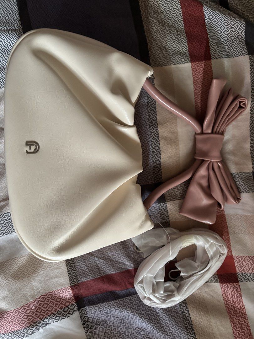 white beige bag with pink bow and strap attachment (Category: Cross-body Bags) located in Manila. Submitted by shyunxi (Listing ID 1466807960, Image 1). Description: ୨୧ MOP ୨୧ ✿ GCash ✿ Bank Transfer ୨୧ DELIVERY ୨୧ ✿ Lalamove (Same Day) ✿ GrabExpress (Same Day) ✿ Delivery fee will be shouldered by the buyer. 📍Cainta, Rizal.
