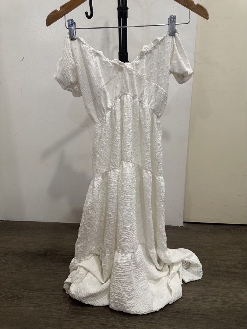 White off shoulder Long dress (Category: Dresses) located in Paranaque City. Submitted by celinegab (Listing ID 1466887217, Image 1). Description: Size s-m .