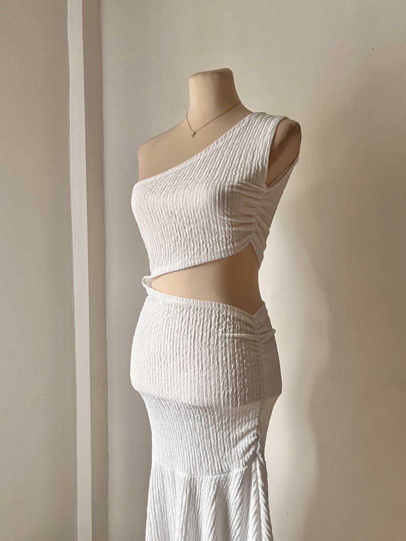 White One-Shoulder Cutout Summer Dress (Category: Dresses) located in Pasig City. Submitted by lovebella.apparel (Listing ID 1466948568, Image 2). Description: alora summer dress 𐙚 – ₱100 – xs to semi l – stretchable – worn once for content – og price: ₱239 📍pasig/antipolo DM or comment "mine" to order. (𝘛𝘩𝘦 𝘤𝘰𝘭𝘰𝘳 𝘮𝘢𝘺 𝘷𝘢𝘳𝘺 𝘥𝘶𝘦 𝘵𝘰 𝘭𝘪𝘨𝘩𝘵𝘪𝘯𝘨).