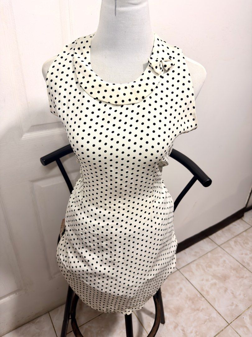 White Polka Dot Dress (M) (Category: Dresses) located in Baguio. Submitted by crlljms_selection (Listing ID 1466927666, Image 3). Description: ~issue: indicated in the photos ~ the yellow stain on the collar isn’t visible in the naked eye.