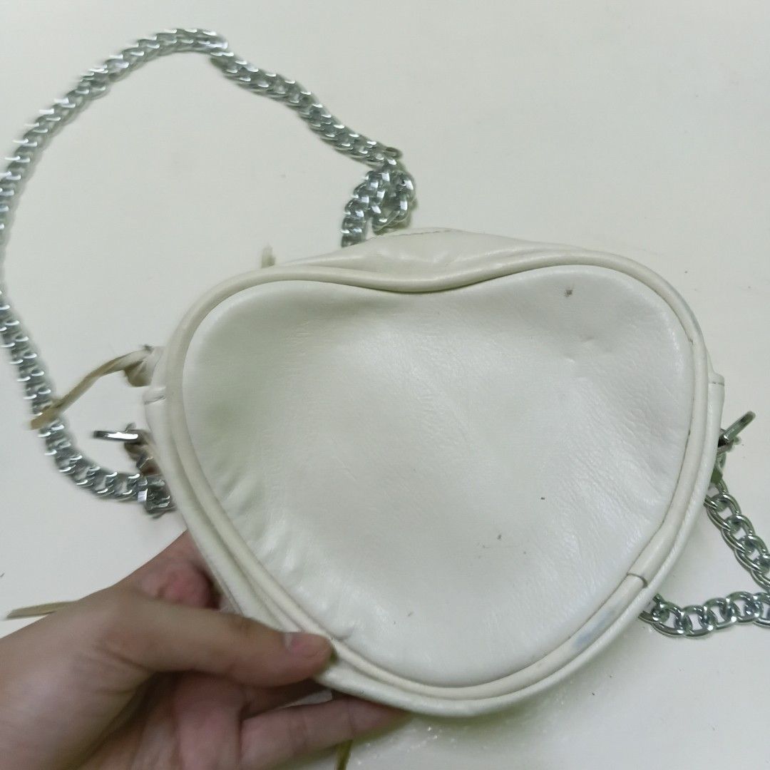 White sling (Category: Shoulder Bags) located in Manila. Submitted by daphnefinds (Listing ID 1466959125, Image 3). Description: need wash and may color transfer sa likod.