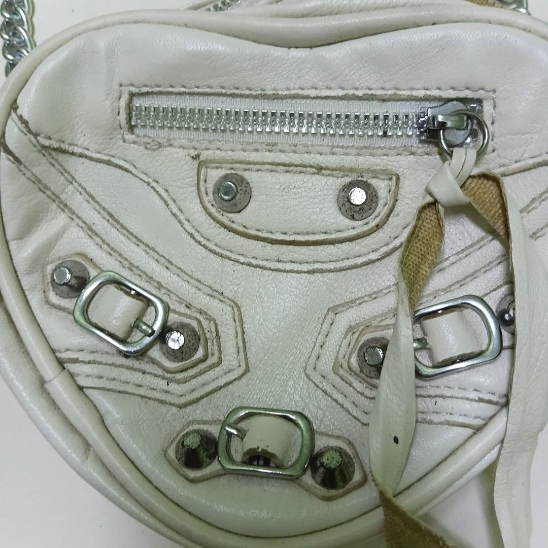 White sling (Category: Shoulder Bags) located in Manila. Submitted by daphnefinds (Listing ID 1466959125, Image 2). Description: need wash and may color transfer sa likod.