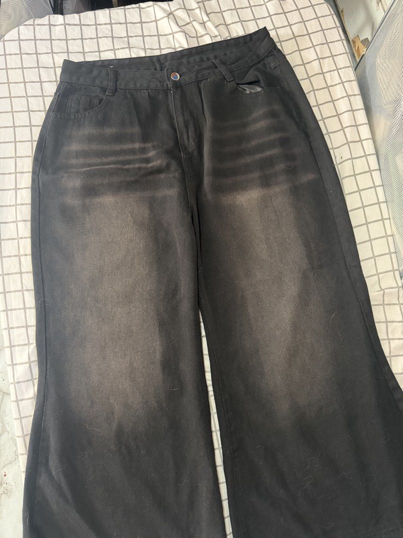 Wideleg baggy pants (Category: Jeans) located in Quezon City. Submitted by pinkystrends.co (Listing ID 1466843884, Image 2). Description: .