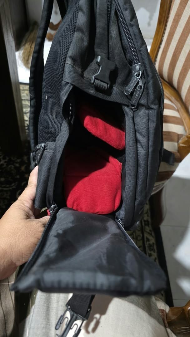 Winer Camera Backpack (Category: Camera Bags & Carriers) located in Kuantan. Submitted by gunturboss (Listing ID 1466948964, Image 3). Description: Brand: Winer camera compartment suit for 1 or 2 DSLR with lens.
