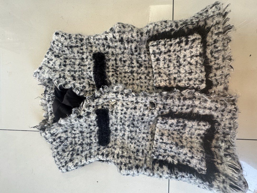 Winter vest top (Category: Coats, Jackets and Outerwear) located in Quezon City. Submitted by prelovedsaleitems (Listing ID 1466782045, Image 1). Description: .