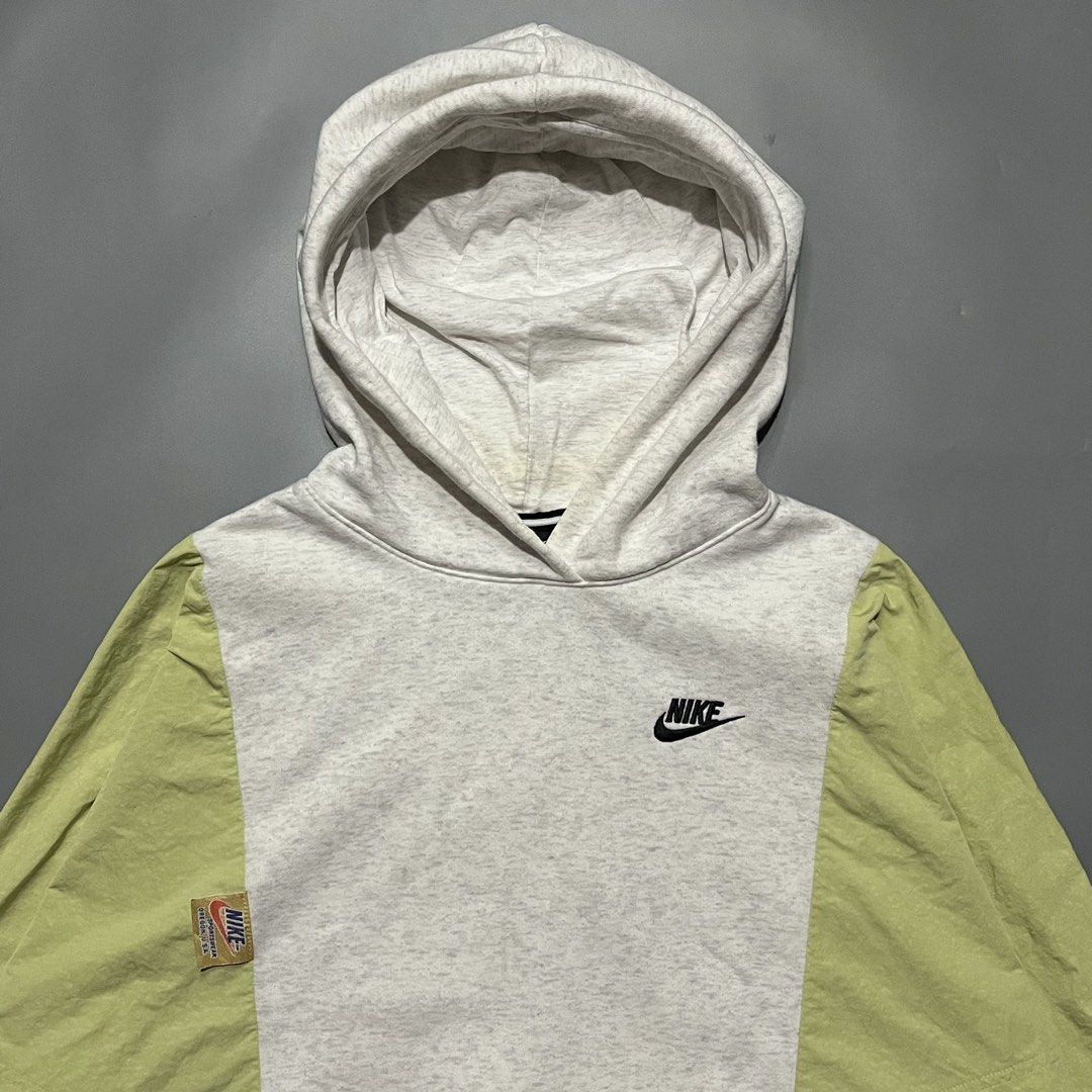 Wmns Nike Icon Clash Pullover Hoodie — Large on tag (Category: Coats, Jackets and Outerwear) located in Las Pinas. Submitted by r4nd0m.thr1ft (Listing ID 1466897188, Image 2). Description: Wmns Nike Icon Clash Pullover Hoodie — Large on tag 28 width x 26 length Excellent condition, no issue Price: 900+sf All items are thrifted/pre-loved, so please manage your expectations 🙇🏻 Color may vary due to lighting 📸 Las Piñas location 📍.