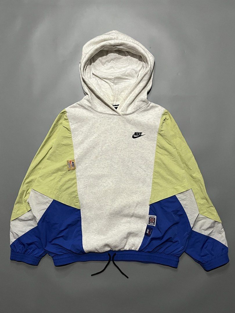 Wmns Nike Icon Clash Pullover Hoodie — Large on tag (Category: Coats, Jackets and Outerwear) located in Las Pinas. Submitted by r4nd0m.thr1ft (Listing ID 1466897188, Image 1). Description: Wmns Nike Icon Clash Pullover Hoodie — Large on tag 28 width x 26 length Excellent condition, no issue Price: 900+sf All items are thrifted/pre-loved, so please manage your expectations 🙇🏻 Color may vary due to lighting 📸 Las Piñas location 📍.