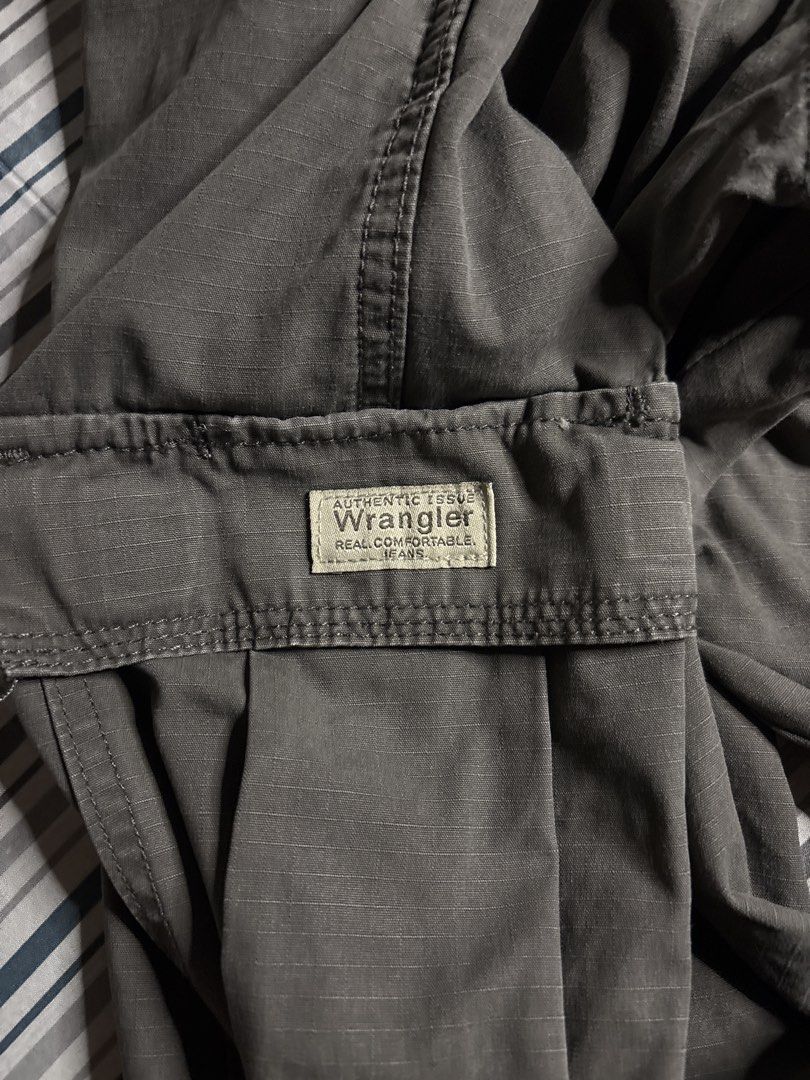 Wrangler Cargo Pants (Category: Jeans) located in Cabuyao City. Submitted by giothr1ft (Listing ID 1466893178, Image 3). Description: Waist: 40 Length: 42 Thigh: 16 Leg Hole: 10.