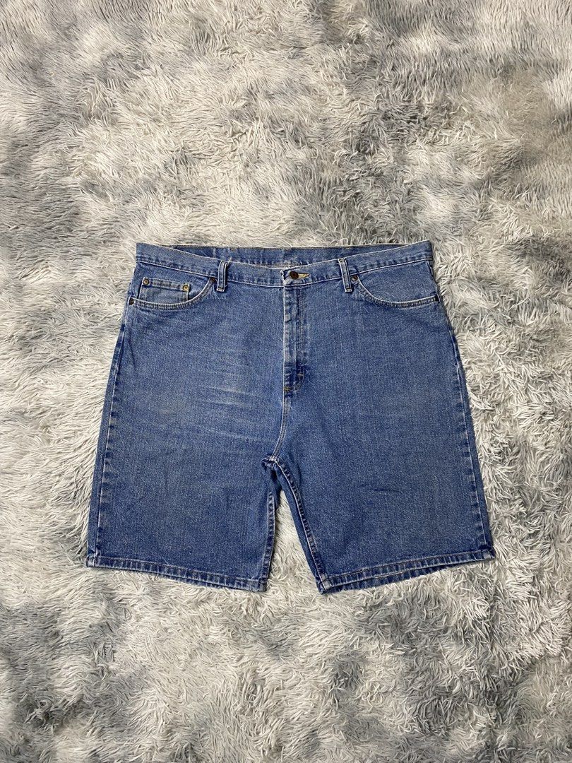 Wrangler Oversized Jorts (Category: Shorts) located in Solano. Submitted by solothrifting (Listing ID 1466899172, Image 2). Description: Wrangler Oversized Jorts Condition: 9/10 sign of usage Size on tag: 40, fits 43.