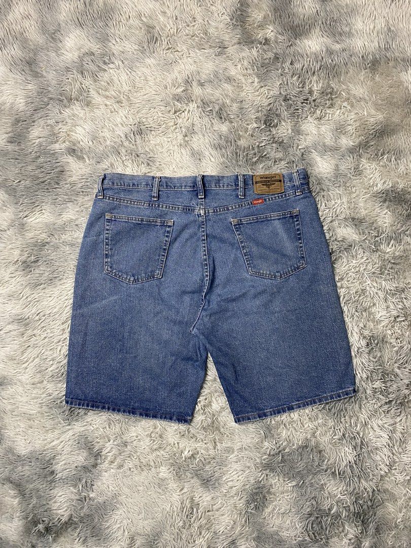 Wrangler Oversized Jorts (Category: Shorts) located in Solano. Submitted by solothrifting (Listing ID 1466899172, Image 1). Description: Wrangler Oversized Jorts Condition: 9/10 sign of usage Size on tag: 40, fits 43.