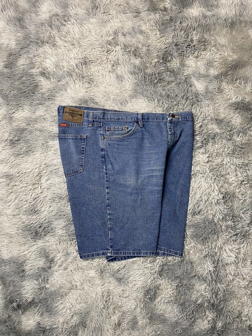 Wrangler Oversized Jorts (Category: Shorts) located in Solano. Submitted by solothrifting (Listing ID 1466899172, Image 3). Description: Wrangler Oversized Jorts Condition: 9/10 sign of usage Size on tag: 40, fits 43.