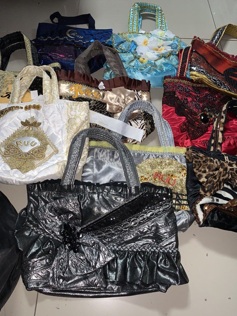 Y2k bags (Category: Shoulder Bags) located in Aloran. Submitted by cowskin_927 (Listing ID 1466784479, Image 3). Description: Bought from japan surplus Dm me offer take all.