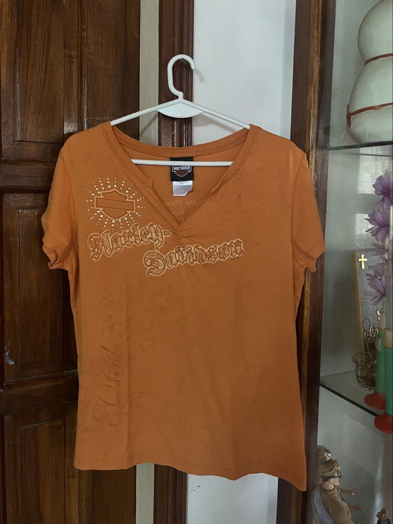 Y2k Harley Davidson Shirt W (Category: Shirts) located in Dagupan City. Submitted by whimsyluns (Listing ID 1466806847, Image 1). Description: Harley Davidson Women L on tag perfect size for M - Color may slightly vary due to camera setting, lighting and screen display .