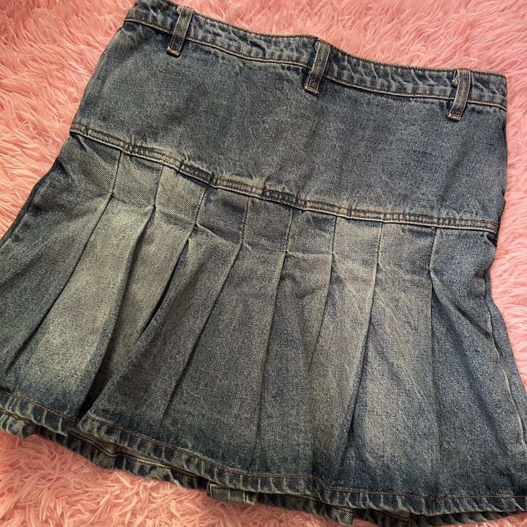 y2k pleated denim mini skirt (Category: Skirts) located in Liloan. Submitted by fairymary.ph (Listing ID 1466891267, Image 3). Description: READ BIO BEFORE BUYING✨ waistline: 31 (medida sizing) length: 14” hard denim no issue|sellers favorite hehe in pristine condition .
