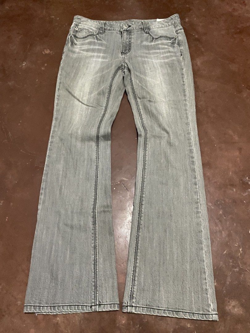 Y2k SCCU Gray~Wash Flare (Category: Jeans) located in Malita. Submitted by ronnyboi (Listing ID 1466886481, Image 2). Description: W:32 L:40 T:11 H:9 Mine:350.