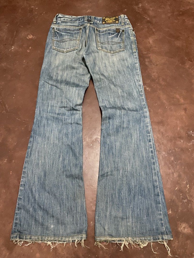 Y2k Shane Light~Wash Lowrise Flare (Category: Jeans) located in Malita. Submitted by ronnyboi (Listing ID 1466886620, Image 1). Description: W:28 L:38 T:10 H:10 need wash leg hole part Mine:300.