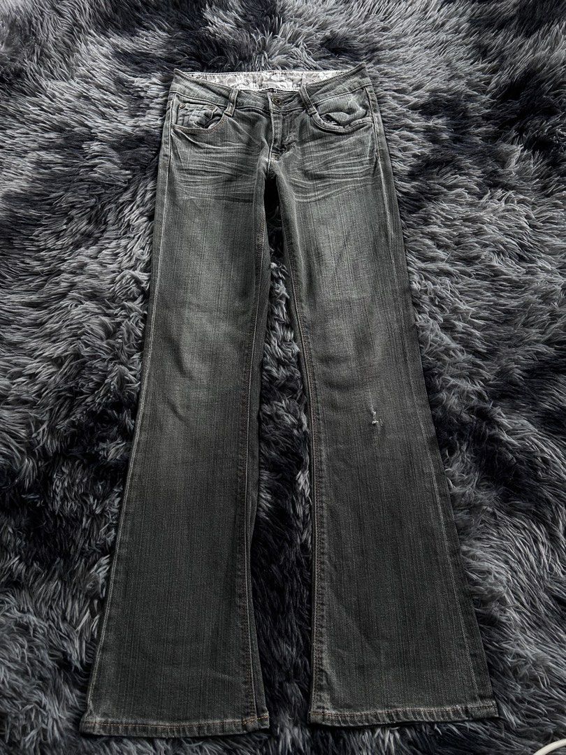 Y2k Sweet Camel Low rise Flared Jeans (Category: Jeans) located in Baao. Submitted by prettysixtythrift_17 (Listing ID 1466876110, Image 1). Description: Y2k Sweet Camel Low rise Flared Jeans ▪️Waistline: 25 to 28 ▪️Length: 37.5 ▪️Hem: 8.5 ▪️Hips: 14.5 ▪️Leg Thigh: 9.5 ▪️Rise: 8 ▪️Inseam: 29.