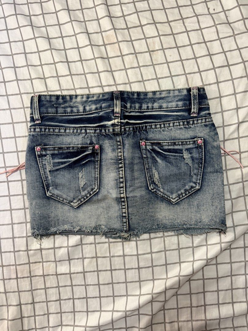 Y2K-style denim mini skirt (Category: Skirts) located in Manila. Submitted by pinkyswearshop2.0 (Listing ID 1466833976, Image 3). Description: .