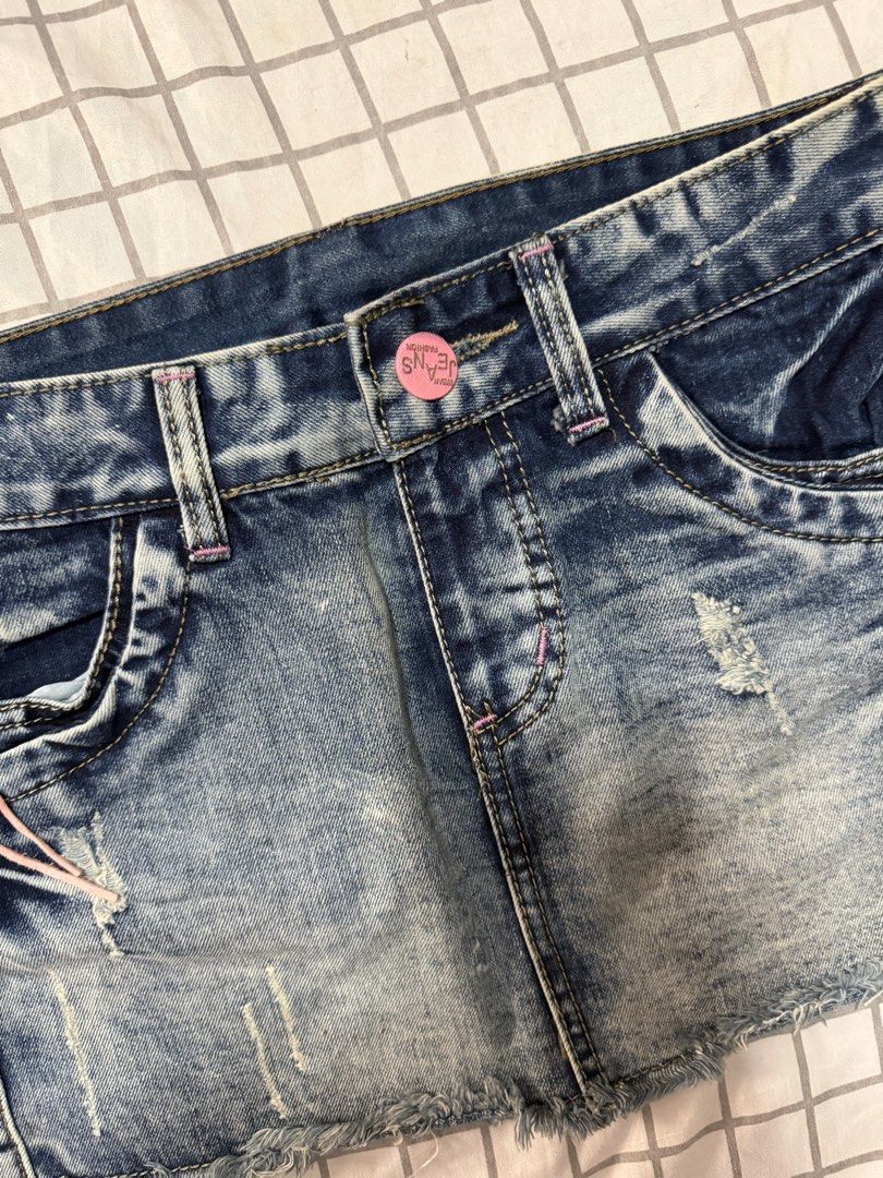 Y2K-style denim mini skirt (Category: Skirts) located in Quezon City. Submitted by pinkystrends.co (Listing ID 1466847983, Image 2). Description: .