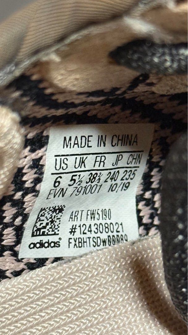 Yeezy Boost 350 V2 (Category: Sneakers) located in Manila. Submitted by milahgros (Listing ID 1466925032, Image 3). Description: Price is negotiable US SIZE : 6 Good as new! Super ganda pa! Can do meetups for legit check OG PRICE : around 30k RFS: nakatambak lang di na ginagamit .