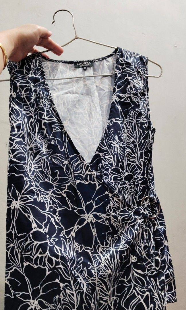 ZALORA Collection Elegant Wrap Dress (Category: Others Tops) located in Manila. Submitted by yheen_shark (Listing ID 1466799037, Image 1). Description: ZALORA Collection Elegant Wrap Dress — Navy Floral | Branded! Description: ✅ BRAND: ZALORA Collection — kilalang online fashion brand ✅ Size: XS — fits slim to small frame ✅ Color: Navy Blue with White Floral Print — elegant at hindi naluluma ✅ Style: Sleeveless wrap design — V-neck, may side buck